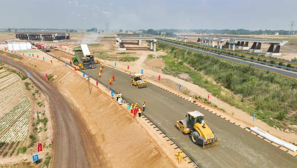 濟(jì)商高速公路濟(jì)寧段開啟路面工程施工