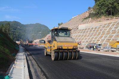 沖刺！蒼巴高速公路蒼漁段進入瀝青攤鋪作業(yè)新階段